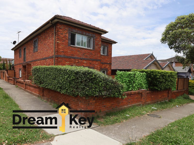 Spacious Two Bed & Two Bath Apartment with Private Courtyard in Bexley