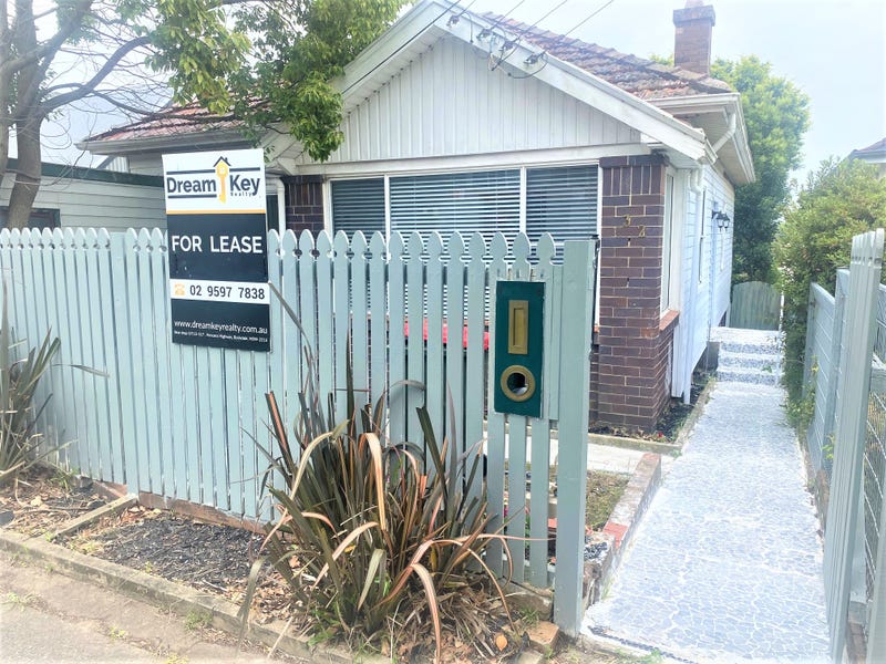 MASSIVE THREE BEDROOM HOUSE WITH GARAGE