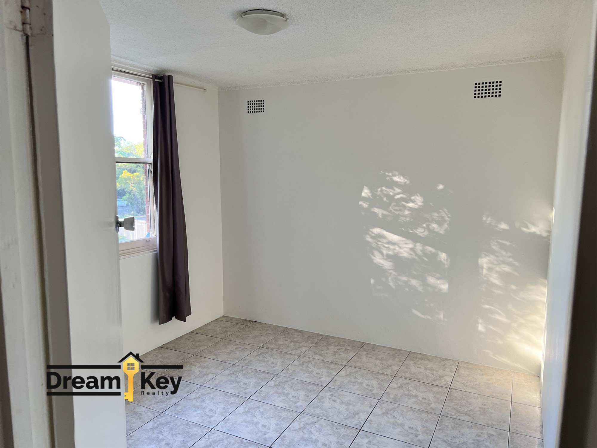 Stylish 2 Bedroom Unit in excellent location close to Station
