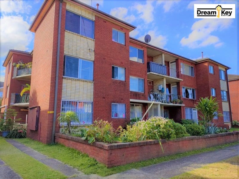 Modern 3 bedroom Unit  with built ins