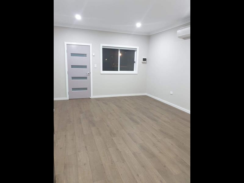 Bargain Rental ! Modern Studio, Close to Shops!